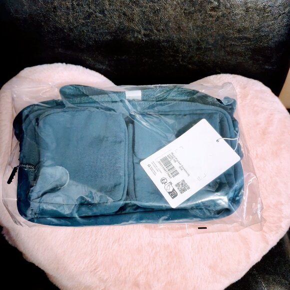 Lululemon Multi-Pocket Crossbody Bag 2.5L in Warp Teal, BNWT - Picture 6 of 6